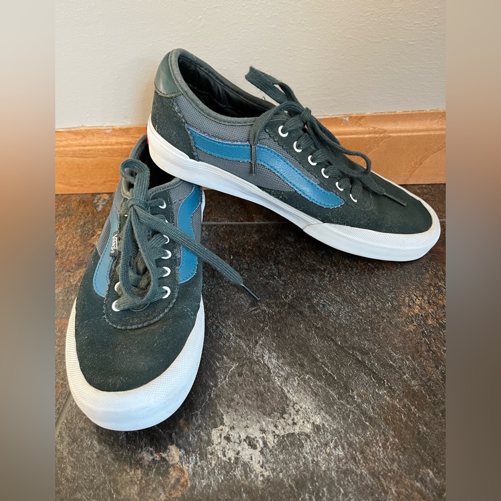 Vans Chima Ferguson Sydney pro skate sneaker tennis shoe in spruce. Youth 5.5